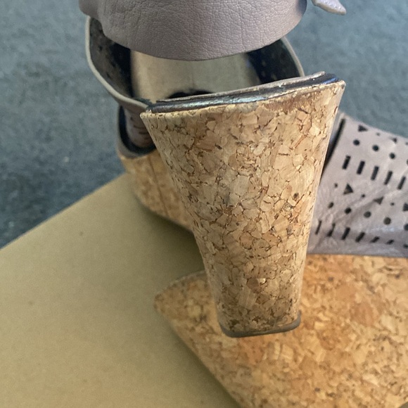 RARE Kenneth Cole wedged sandals with geometric pattern cutouts. Leather. - Picture 11 of 17